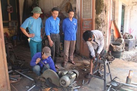 Ðảng viên trẻ Trần Ngọc Vụ, xã Nguyên Lý (huyện Lý Nhân) giới thiệu cho các đoàn viên, thanh niên về xưởng cơ khí do anh làm chủ.