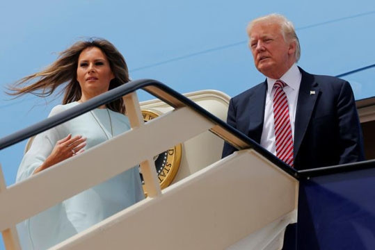Tổng thống Mỹ Donald Trump và Đệ nhất phu nhân Mỹ Melania Trump lên đường tới thăm Israel từ sân bay quốc tế Quốc vương Khalid ở Riyadh, A-rập Xê-út, ngày 22-5-2017. (Ảnh: Reuters)