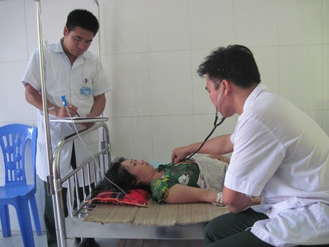 Bác sĩ Bệnh xá Sư đoàn 3 - Sao Vàng (Quân khu I) khám bệnh cho người dân đang điều trị tại đơn vị.