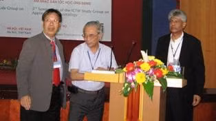 Từ trái sang: GS.TS Trần Quang Hải, GS.TSKH
Tô Ngọc Thanh và diễn giả Larry Francis Hillarian (Singapore) thảo luận tại