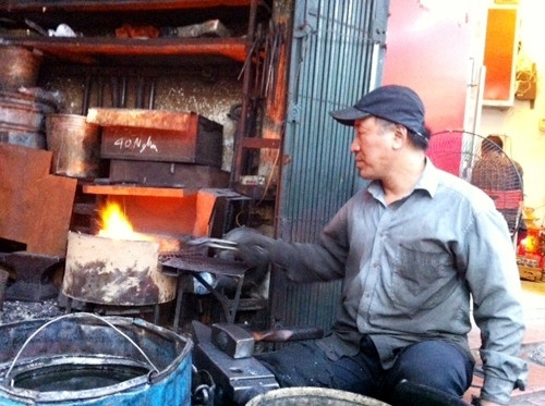 Ông Nguyễn Phương Hùng vẫn ngày ngày tận tụy với nghề truyền thống trên phố Lò Rèn (Hà Nội).