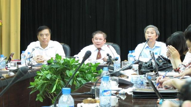 Thứ trưởng Bùi Văn Ga (giữa) tại buổi họp báo công bố điểm sàn ĐH- CĐ 2013