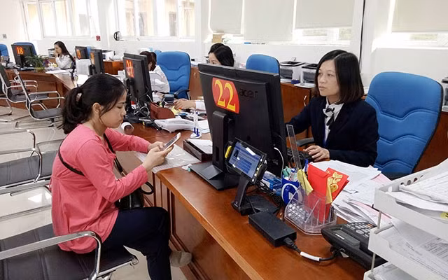 Người dân làm thủ tục tại Trung tâm phục vụ hành chính công tỉnh Lạng Sơn.