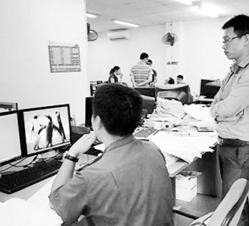 Lực lượng chức năng kiểm tra việc sử dụng phần mềm tại một doanh nghiệp. Ảnh: H.P