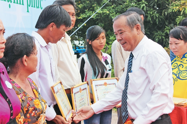 Lãnh đạo huyện Nhà Bè trao bằng khen tặng các “Gia đình hiếu học” tiêu biểu ở địa phương.