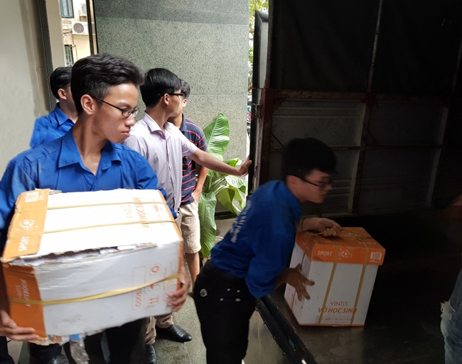 Đoàn viên, thanh niên vận chuyển vở mới của chương trình “Vở tặng bạn vùng lũ” đến các em học sinh tại các tỉnh chịu ảnh hưởng lũ lụt.