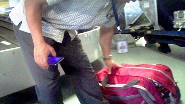 Hành lý ký gửi của hành khách bị rách, vỡ.