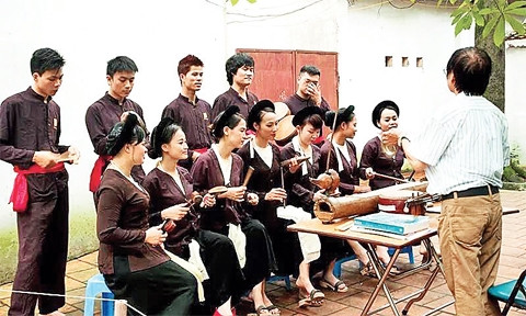 Các thành viên trẻ của Trung tâm Nghiên cứu và phát triển âm nhạc Việt Nam trong một buổi luyện tập hát xẩm.