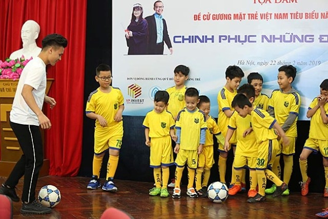 Tiền vệ Quang Hải giao lưu với các cầu thủ "nhí" tại buổi tọa đàm.