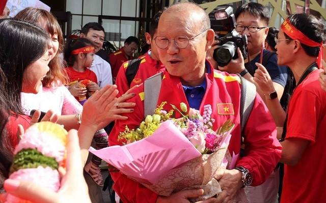 HLV Park Hang Seo và các học trò được chào đón nồng nhiệt tại sân bay Abu Dhabi.