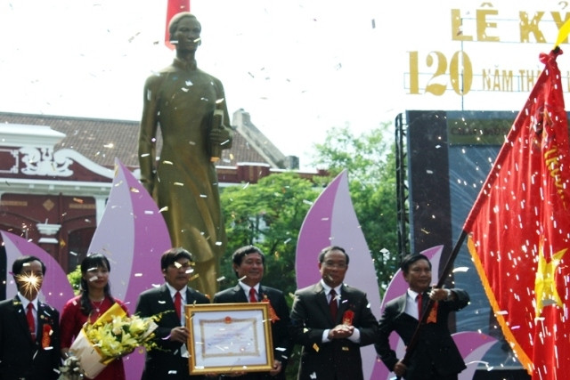 Thừa ủy quyền của Chủ tịch nước, Chủ tịch UBND tỉnh Nguyễn Văn Cao trao tặng Huân chương Lao động hạng nhất cho Trường THPT chuyên Quốc học Huế.