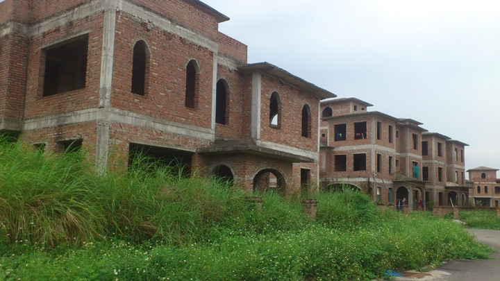 Khu nhà biệt thự liền kề tại Khu đô thị Nam An Khánh chưa có người đến ở, cỏ mọc um tùm.