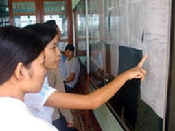Thí sinh xem danh sách trúng tuyển NV2 tại Trường ĐH Quy Nhơn.
