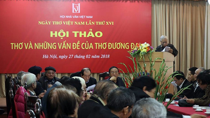 Các đại biểu thảo luận về những vấn đề thời sự của thơ ca Việt Nam đương đại. Ảnh: XUÂN TUYỀN