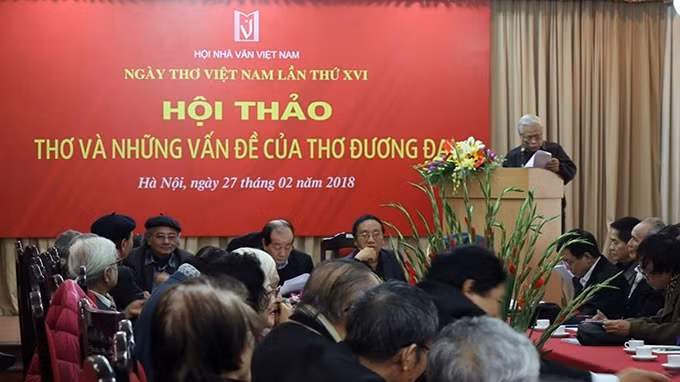 Các đại biểu thảo luận về những vấn đề thời sự của thơ ca Việt Nam đương đại. Ảnh: XUÂN TUYỀN