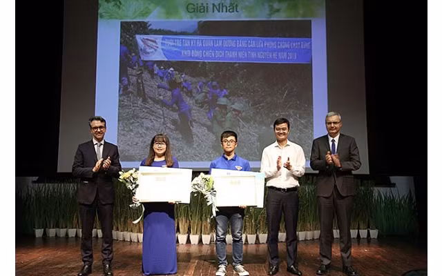 Anh Bùi Quang Huy, Bí thư Trung ương Đoàn, Chủ tịch Trung ương Hội Sinh viên Việt Nam và ông Giorgio Aliberti, Đại sứ bổ nhiệm Liên minh Châu Âu tại Việt Nam và ông Nicolas Warnery, Đại sứ Cộng hoà Ph