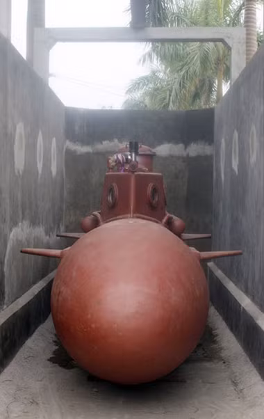 Tầm ngầm mini Trường Sa nằm trong bể để bắt đầu quá trình thử nghiệm.