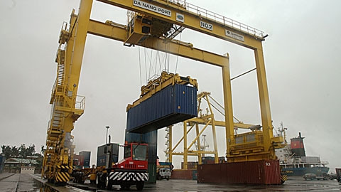 Cần cẩu Gan-try bốc xếp hàng container trên cảng Tiên Sa (TP Đà Nẵng).