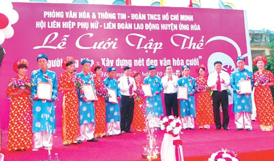 Lễ cưới tập thể của các cặp đôi cô dâu, chú rể.