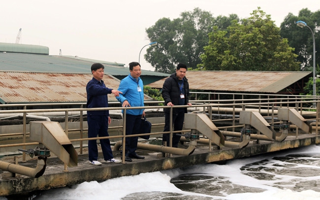 Cán bộ Ban Quản lý dự án đầu tư xây dựng huyện Thanh Trì kiểm tra hệ thống xử lý nước thải tập trung tại CCN Ngọc Hồi.