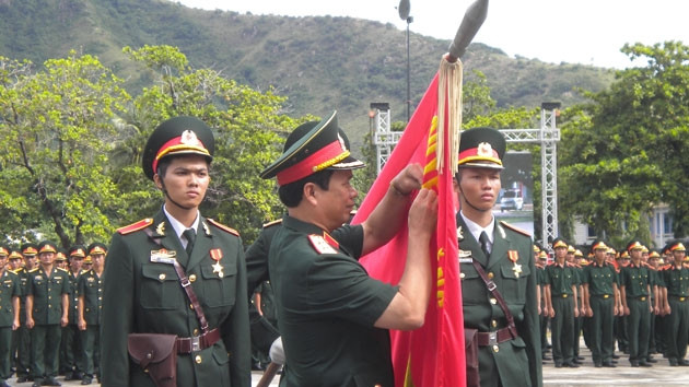 Trao Huân chương Lao động hạng ba cho nhà trường.