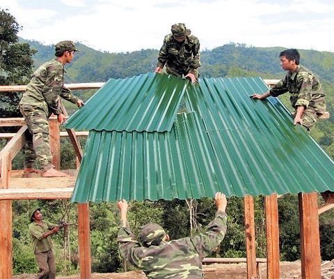 Bộ đội Biên phòng Lai Châu giúp bà con bản Là Si dựng nhà mới.