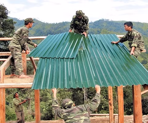 Bộ đội Biên phòng Lai Châu giúp bà con bản Là Si dựng nhà mới.