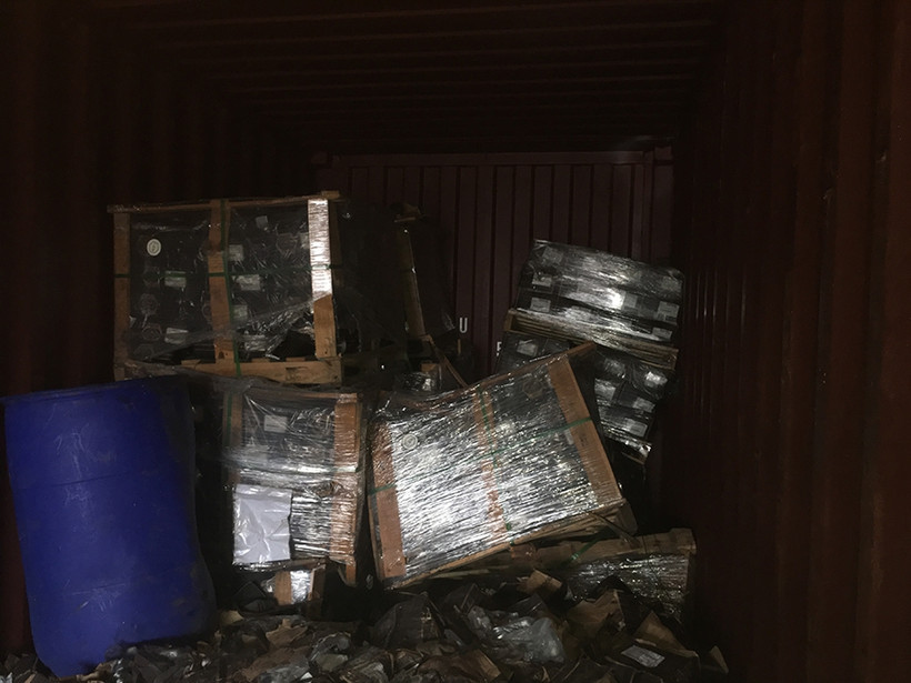 Các thùng chứa phụ tùng ô tô được giấu ở đáy container.