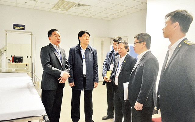 Đoàn công tác của Sở Y tế Hà Nội kiểm tra công tác phòng, chống dịch bệnh viêm đường hô hấp cấp do nCoV tại Sân bay quốc tế Nội Bài. Ảnh: NGUYỄN HOÀNG