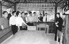 Khách tham quan Lán Tỉn Keo (xã Phú Đình,
Định Hóa, Thái Nguyên), một trong những nơi
Bác Hồ từng ở, làm việc thời kỳ kh