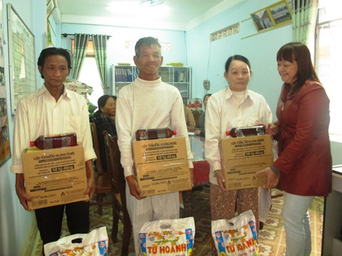 Lãnh đạo phường An Hải Bắc tặng quà Tết cho hộ nghèo.