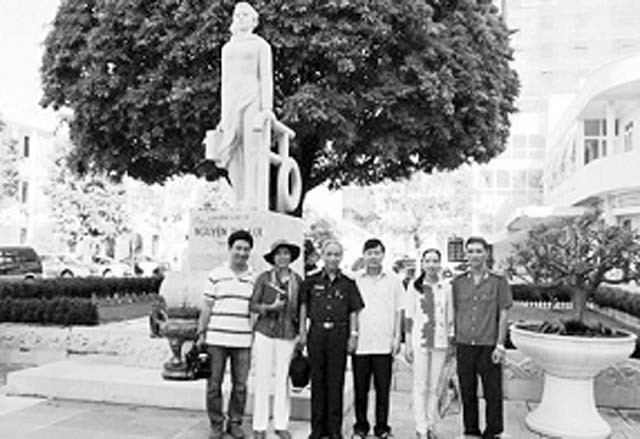 Thiếu tướng, bác sĩ Nguyễn Văn Hoàng Đạo (người thứ ba từ trái sang), con trai Trưởng nhóm điệp báo A13 - Hoàng Đạo với cán bộ, chiến sĩ Công an tỉnh Thanh Hóa dưới Tượng đài nữ Anh hùng liệt sĩ Nguyễ