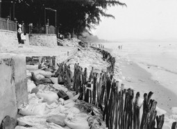 Rác thải từ những bao cát mục nát
ở ven biển Bình Thuận.