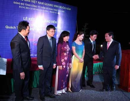 Lãnh đạo công ty chúc mừng các đảng viên mới.