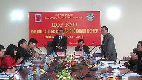 Khung cảnh buổi họp báo.