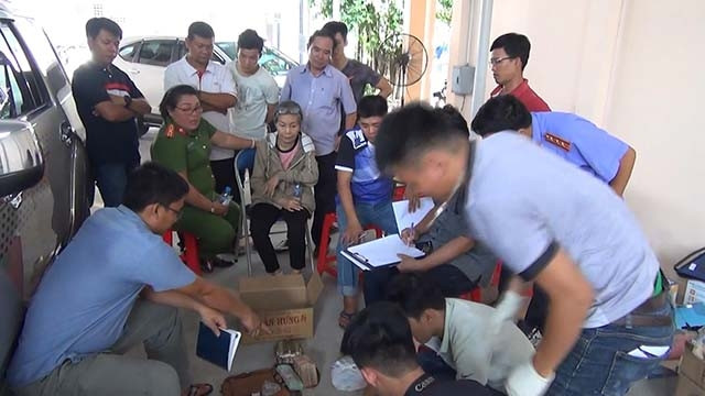 Khám xét ô-tô và những người có liên quan đến vụ án.