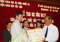 GS Odon Vallet nhận bằng khen của Hội khuyến học Việt Nam.