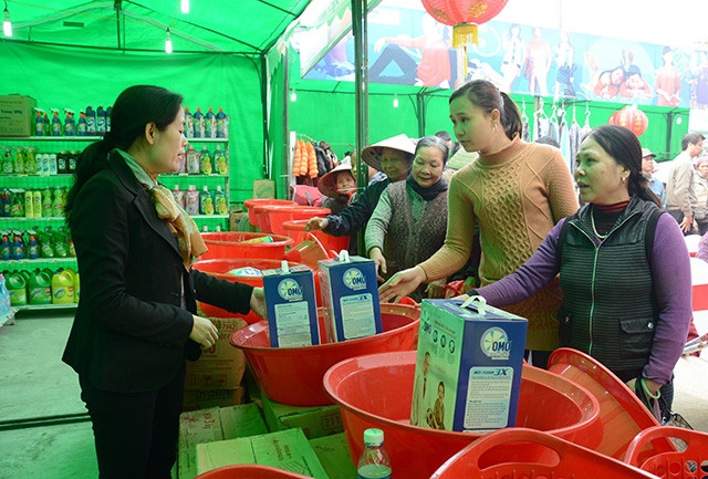 Phiên chợ đưa hàng Việt về nông thôn do Hapro tổ chức được người tiêu dùng đón nhận.
