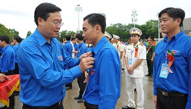 Đồng chí Lê Quốc Phong, Ủy viên dự khuyết T.Ư Đảng, Bí thư thứ nhất T.Ư Đoàn TNCS Hồ Chí Minh, trao Huy hiệu thanh niên tiên tiến làm theo lời Bác cho các đại biểu dự Đại hội.