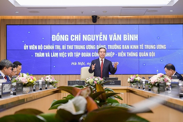 Đồng chí Nguyễn Văn Bình, Ủy viên Bộ Chính trị, Bí thư Trung ương Đảng, Trưởng Ban Kinh tế Trung ương phát biểu tại buổi làm việc với Tập đoàn Công nghiệp - Viễn thông Quân đội (Viettel). 