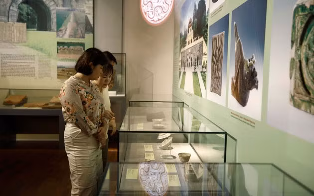 Công chúng chiêm ngưỡng các hiện vật trưng bày tại Bảo tàng.