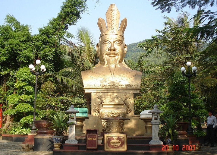 Tượng Vua Hùng tại Đền Hùng ở tỉnh Phú Thọ.