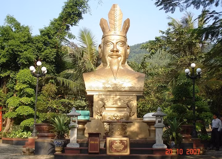 Tượng Vua Hùng tại Đền Hùng ở tỉnh Phú Thọ.