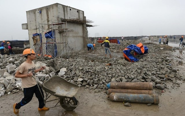 Công nhân tiến hành phá dỡ những phần sai phạm tại tòa nhà 8B Lê Trực