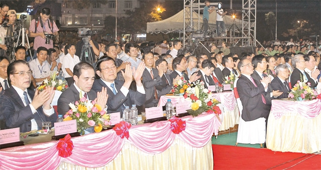 Các đại biểu tại Lễ khánh thành Tượng đài Bác Hồ với nhân dân các dân tộc tỉnh Tuyên Quang. Ảnh: NHAN SÁNG (TTXVN)