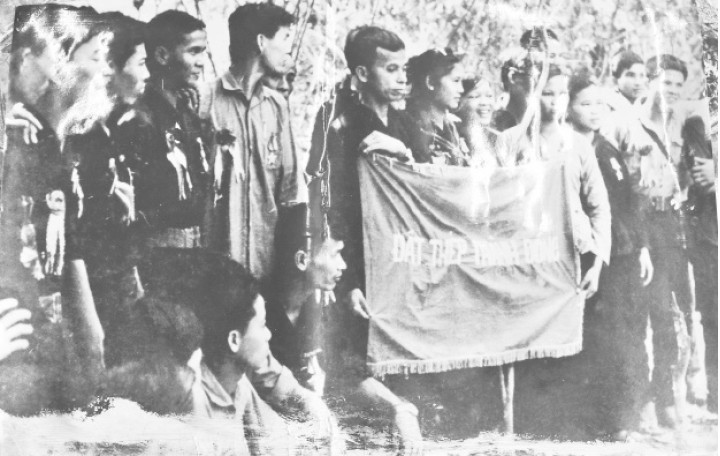 Quân và dân Củ Chi đón nhận danh hiệu "Đất Thép Thành Đồng" vào năm 1967.