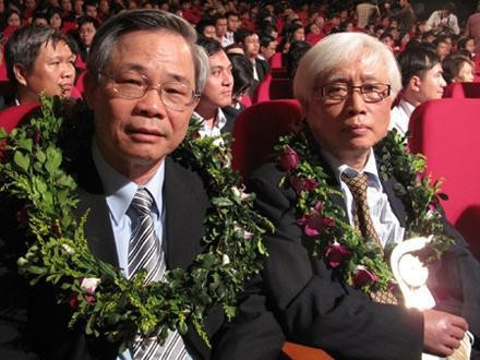 GS,TS Trần Ðức Thiệp và GS,TS Nguyễn Văn Ðỗ tại Lễ trao Giải thưởng Nhân tài đất Việt năm 2011.