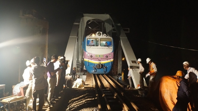 Chính thức thông tuyến cầu Ghềnh sau hơn ba tháng bị gián đoạn .