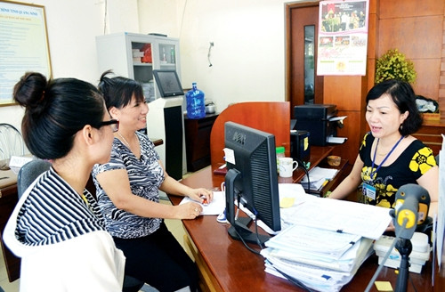 Người dân và doanh nghiệp nộp thuế tại Chi cục Thuế TP Hạ Long (Quảng Ninh). Ảnh: THANH HẰNG