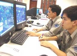 Theo dõi nhiệt độ lò nung <br>qua hệ thống vi tính hiện đại.